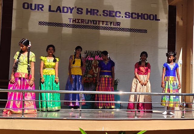 A classical dance on the school stage